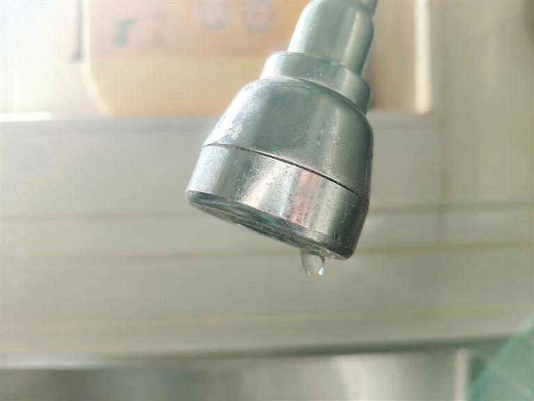 居民家中刻意滴水的水龙头