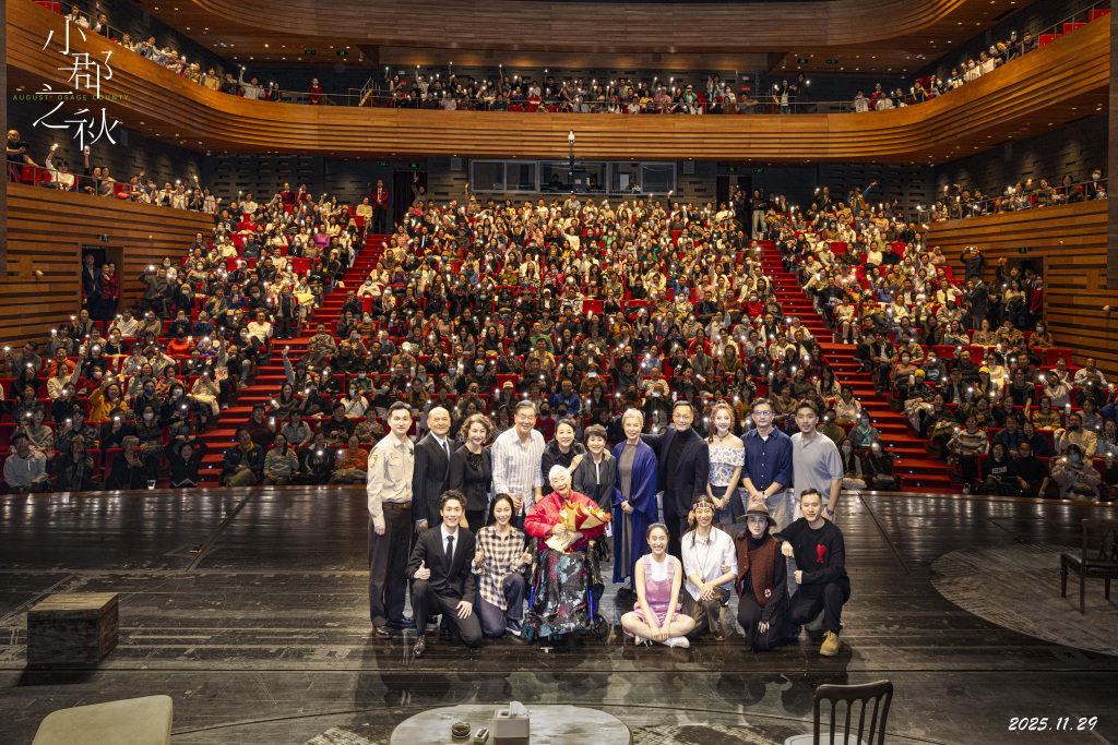 《小郡之秋》剧本译者卢燕同全体主创以及全场观众大合影　摄影　李春光