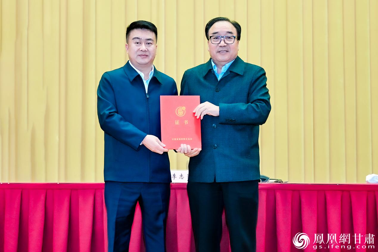 李志勋（右）为新增补的甘肃省慈善联合总会荣誉会长周海文颁发证书