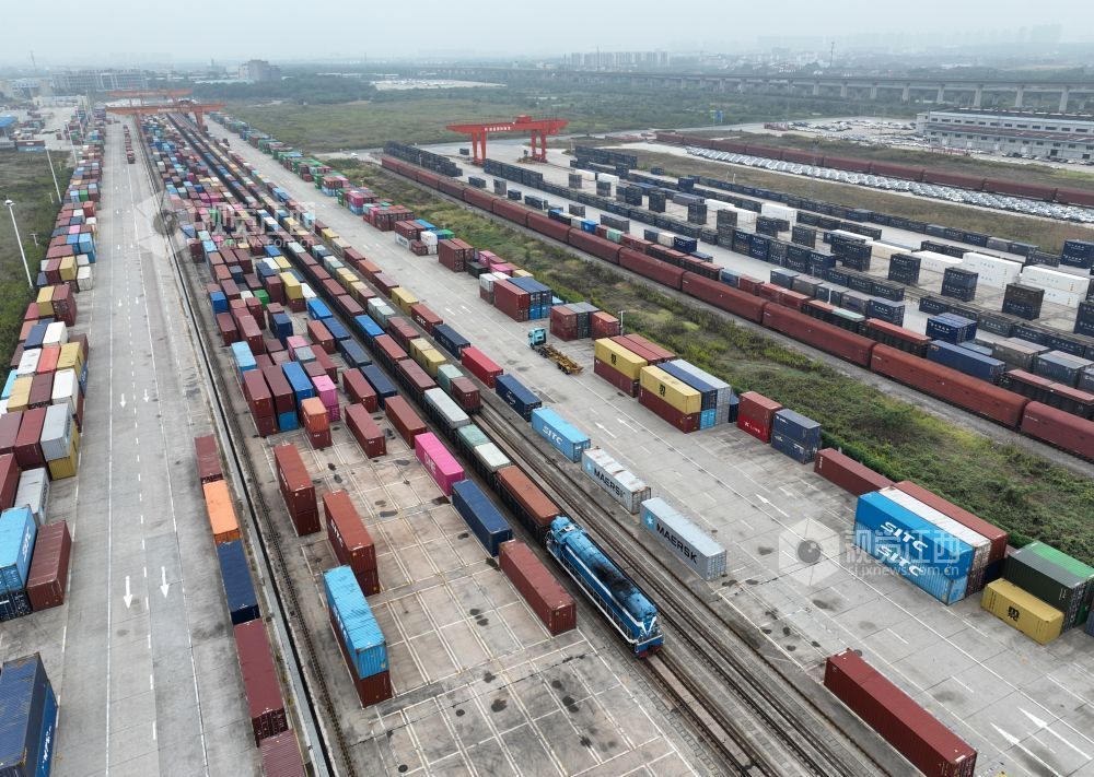 在南昌国际陆港，一列外贸班列正在发车。（胡国林 叶深文 冯尧 摄）