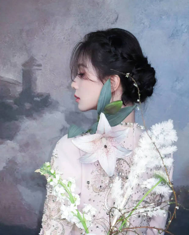 刘诗诗侧颜精致立体。