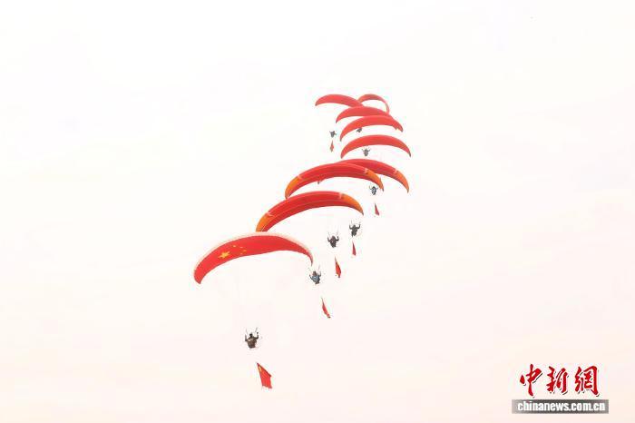 12月4日，“南康家具杯”2025年全国滑翔伞定点联赛（江西赣州站）在江西省赣州市南康区龙回镇布谷寨国家航空飞行营地开幕。作为国内级别最高、影响力最大的航空赛事之一，本次比赛吸引了来自全国各地的81名顶尖滑翔伞运动员竞逐蓝天，这也是南康区连续四年举办该项高规格滑翔伞运动赛事。开幕式结束后，运动员登上山顶，开始了紧张而激烈的滑翔伞定点比赛，赛事将持续到12月6日。图为动力伞精彩表演。熊锦阳 摄