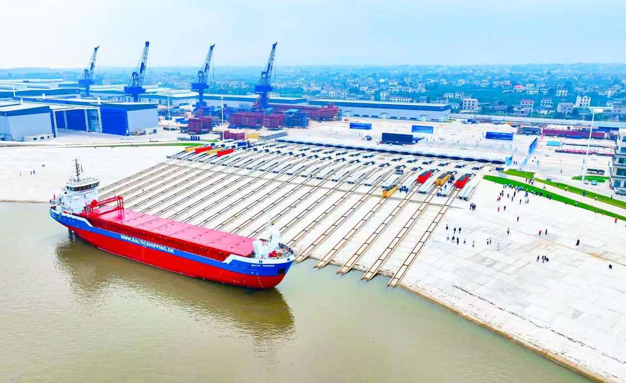 宜都船舶产业园建成的全国首台反拉式下水滑道系统。