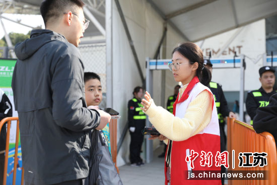 “常超”赛场外，随处可见志愿者身影。常州市总工会 供图