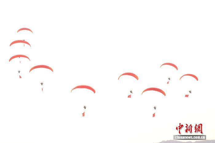 图为动力伞精彩表演。熊锦阳 摄