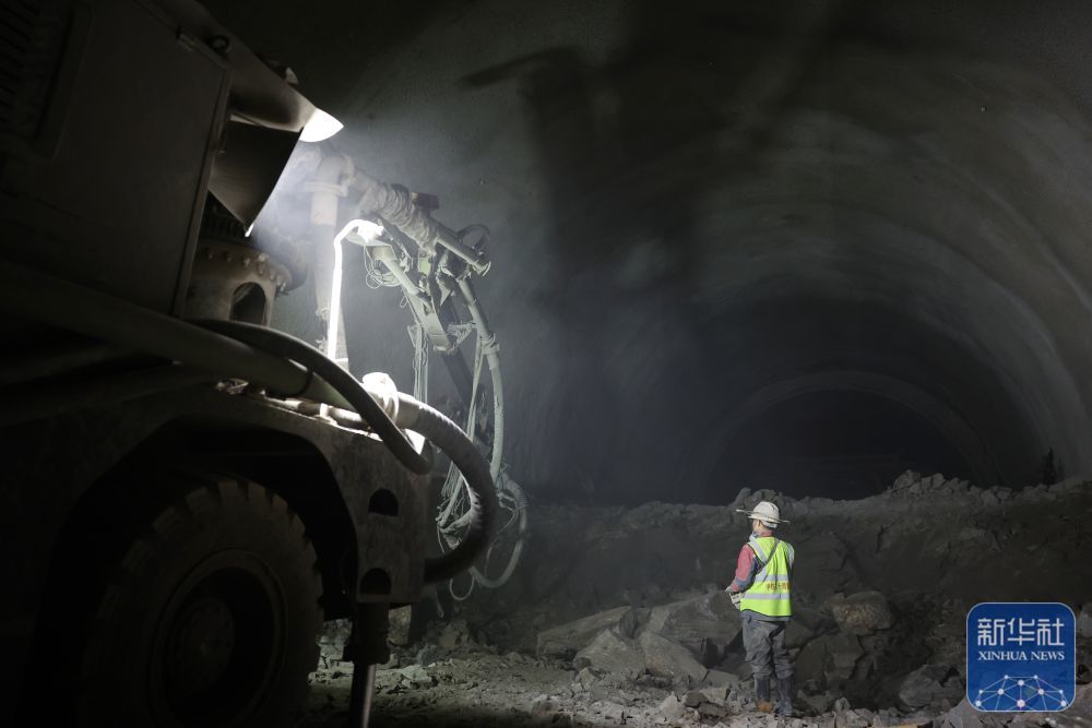 ↑12月2日,中铁二十局的施工人员在兰永临高速公路辛家隧道内进行喷浆作业。