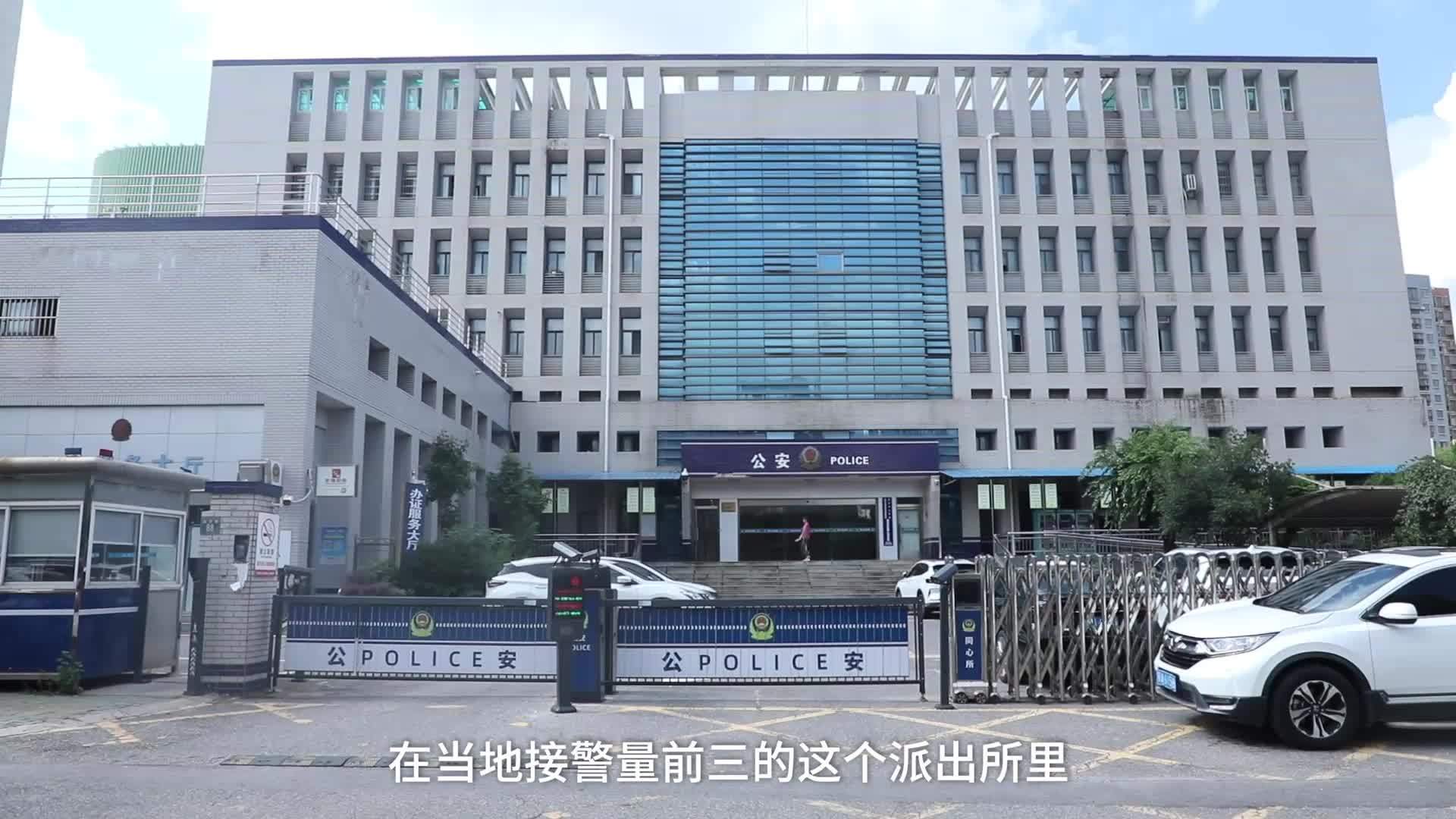 武汉公安新生代民警实录：曾经的表演系男孩，如今他的舞台在大街小巷