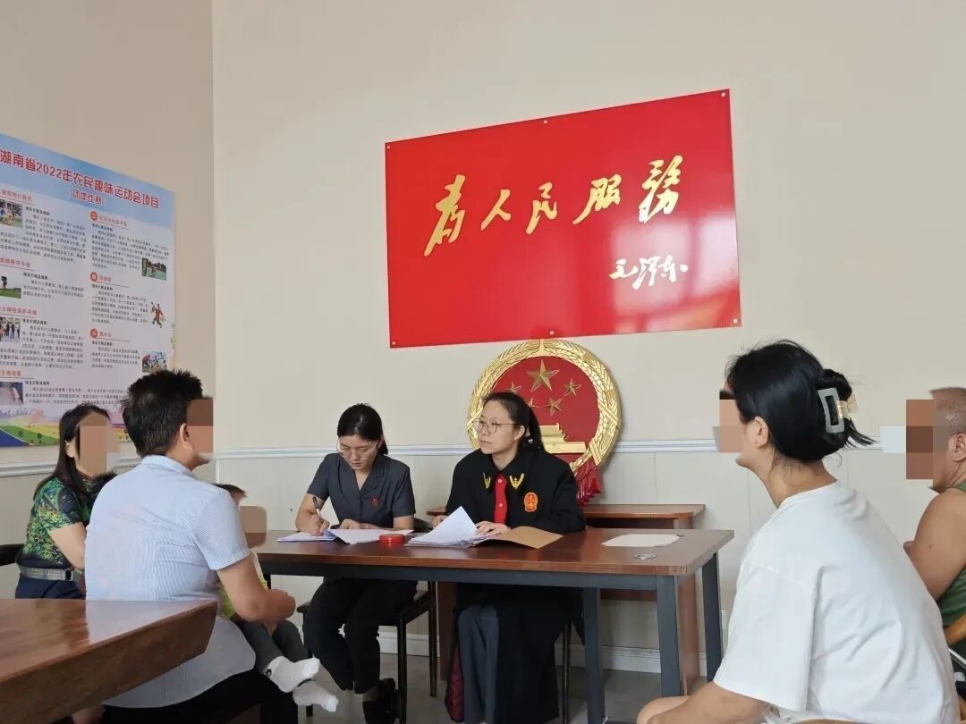 张乐琳正在对婚姻家事纠纷的当事人开展调解。