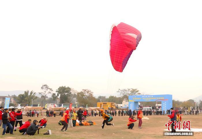 运动员驾驭滑翔伞安全降落。熊锦阳 摄