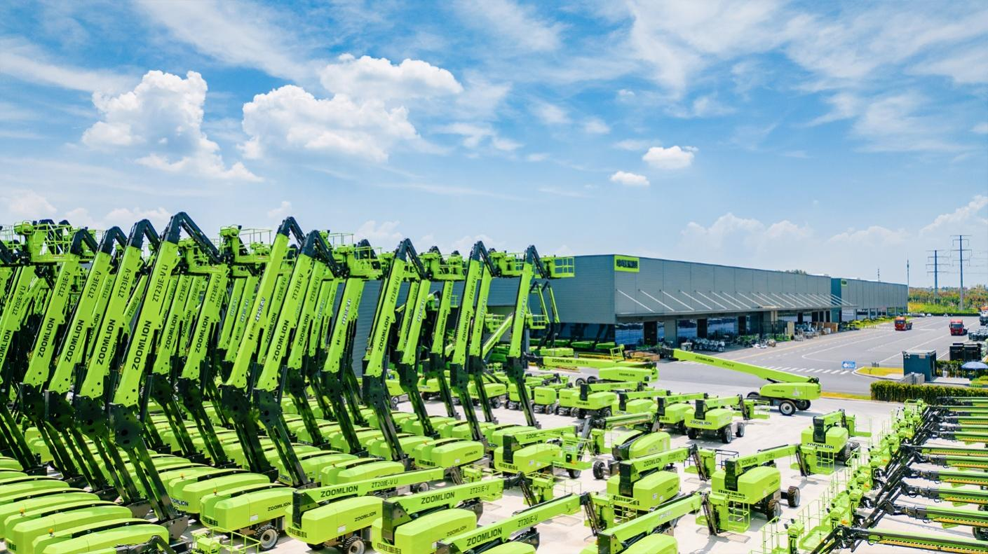 在中联重科这个全球唯一实现全流程挖掘机智能制造的生产基地，平均每6分钟可以下线一 台挖掘机。