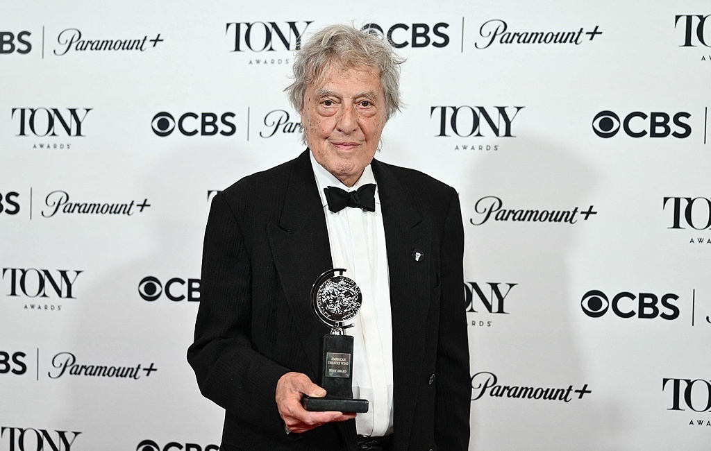 纽约当地时间2023年6月11日,英国剧作家汤姆·斯托帕德凭借戏剧《利奥波德城》获得第76届托尼奖最佳戏剧奖。视觉中国 图
