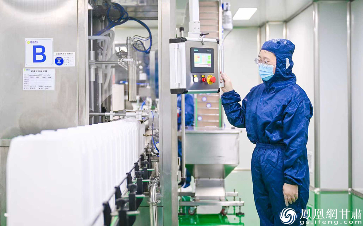 工作人员正在对血液透析浓缩液进行罐装封盖操作 张修毅 摄