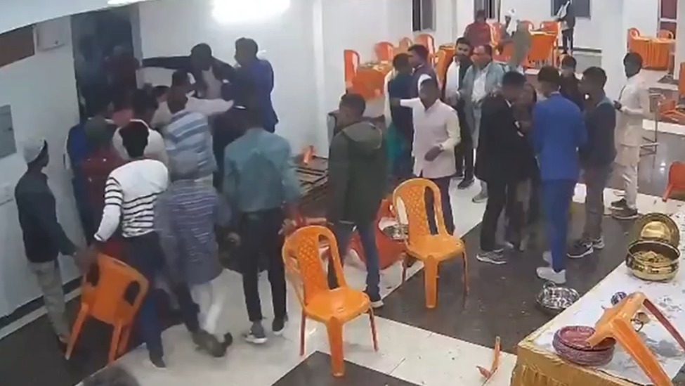 印度一场婚礼因甜品供应不足爆发冲突，现场椅子、拳脚齐飞