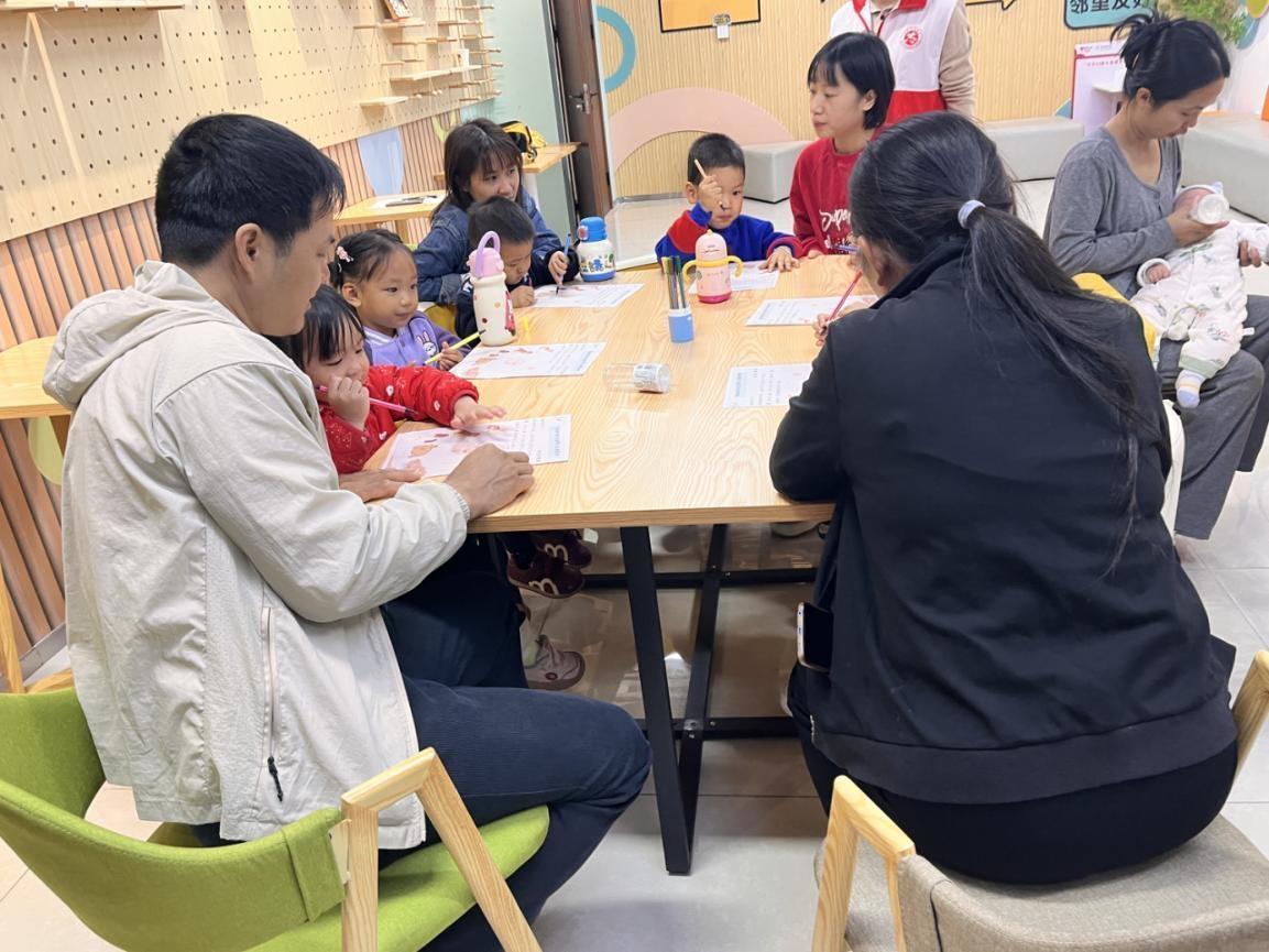 小朋友正按照图片上动物图案向父母讲述它们出现的顺序