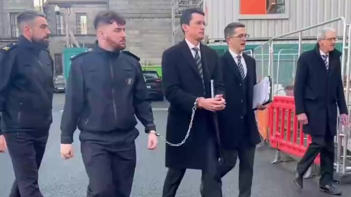 拒绝“称呼男孩为女孩”，爱尔兰一教师被学校解雇并遭到警方长期监禁