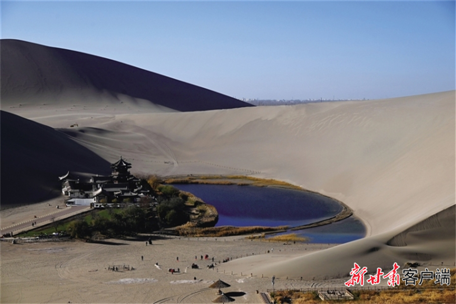 敦煌市鸣沙山月牙泉景区（资料图　新甘肃&middot;甘肃日报通讯员　张晓亮　摄）