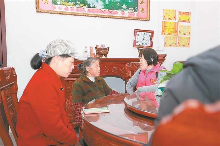 11月26日，莲花县坊楼镇沿背村，陈满娇（右）正在调解婆媳矛盾。