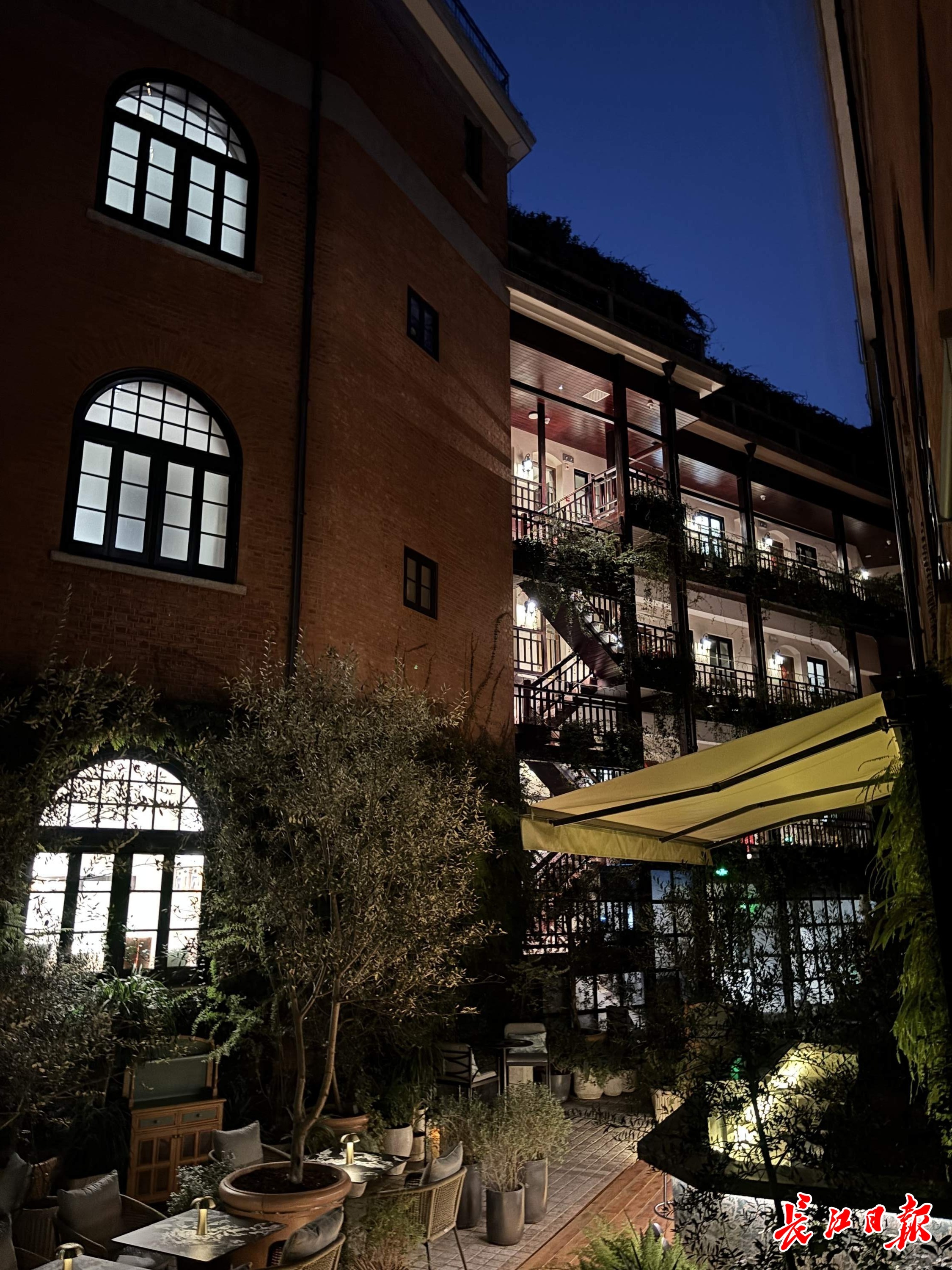 夜色中的巴公邸酒店。记者黄丽娟 摄