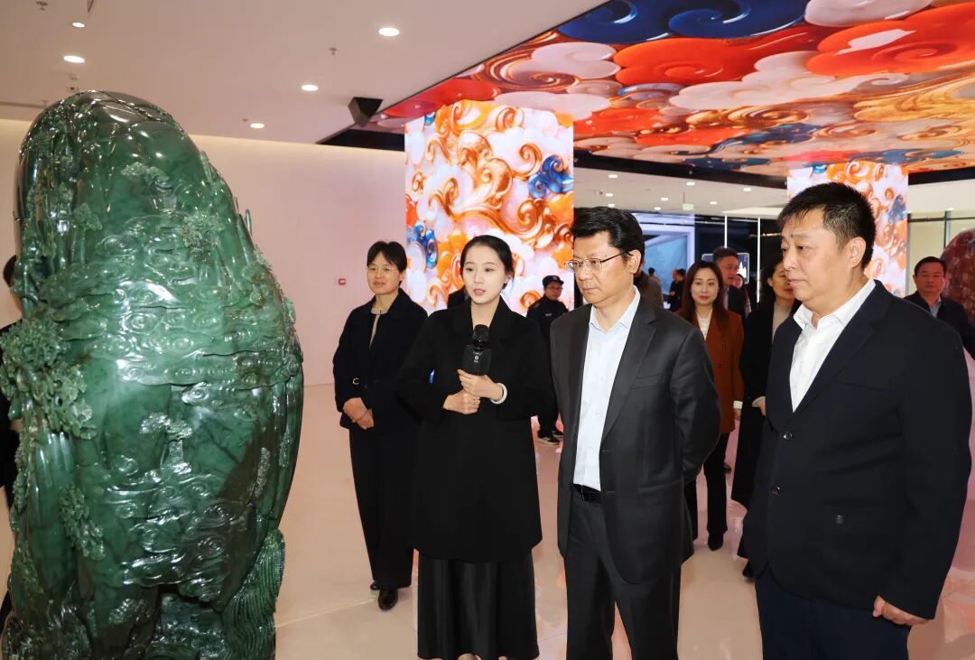 王进健参观扬州玉器博物馆