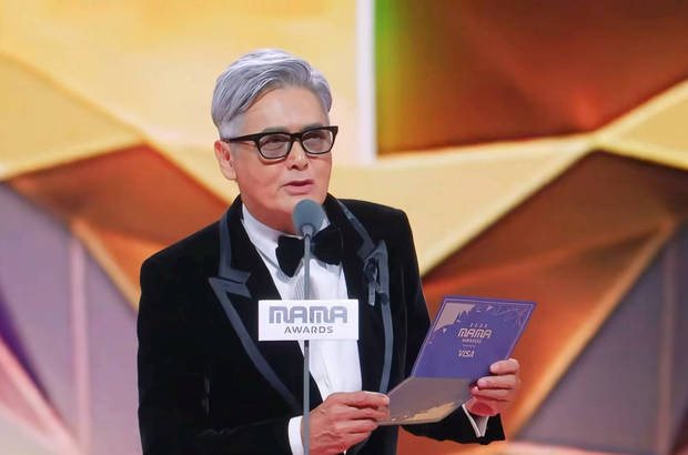 搜狐娱乐讯 11月29日，周润发以颁奖嘉宾身份亮相香港MAMA颁奖礼。在颁发压轴大奖前，他临时中断流程，神情肃穆地请求全场起立，共同哀悼11月26日香港大埔区宏福苑重大火灾事故。当并且用普通话、粤语、英语祝福大埔居民，强调：“想向失去挚爱家人、失去朋友的所有人士，献上我最真诚的慰问”。过程中多次停顿强忍泪水，声音颤抖引发全场动容。