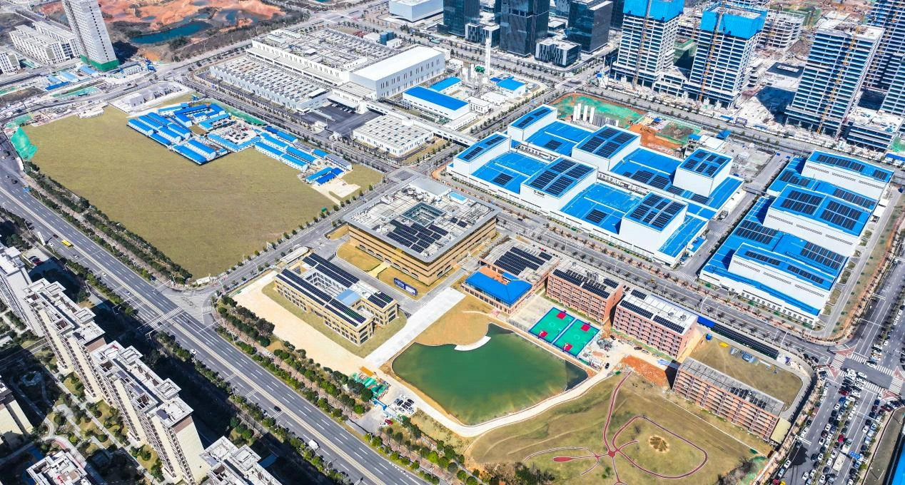 巴斯夫杉杉电池材料有限公司正极活性材料年产能约十万吨，以满足电动汽车行业、消费电 子行业和储能领域快速增长的需求。