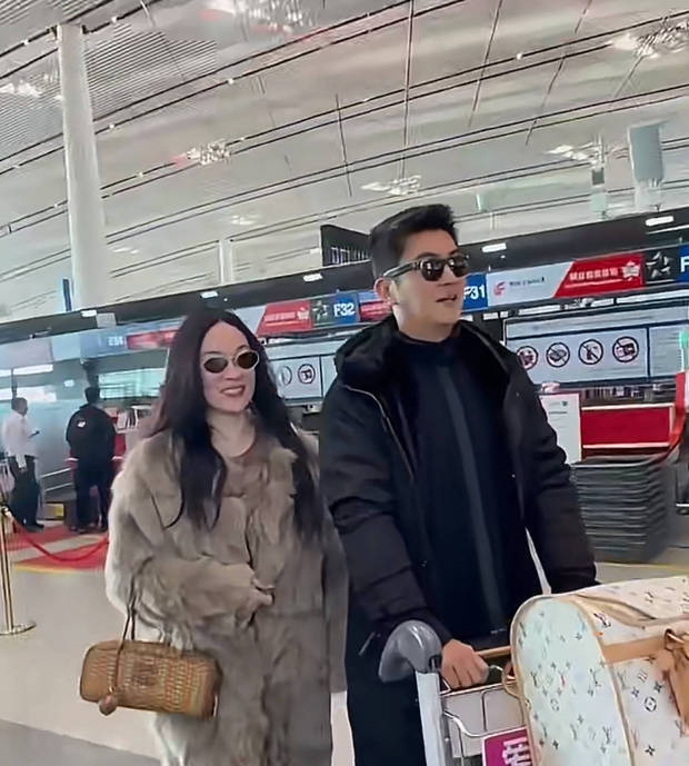 霍思燕杜江并排行走，开心甜蜜。