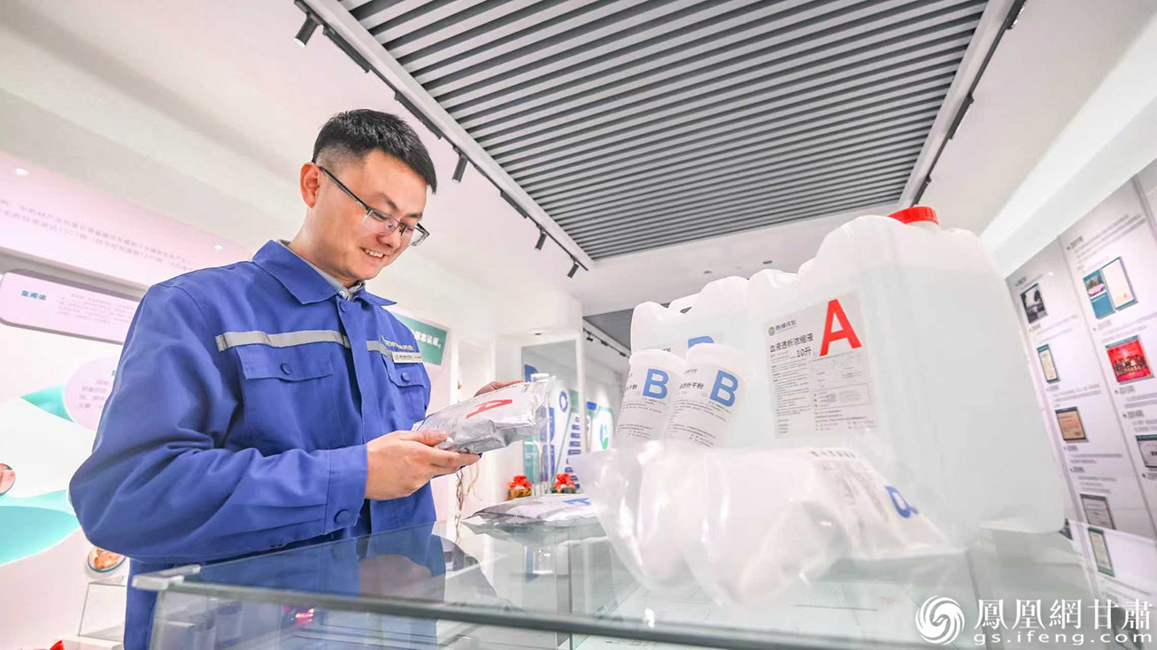 甘肃陇神戎发药业股份有限公司新产品造福肾衰竭患者,该公司生产管理部副部长马光赟眼中满是欣慰。张修毅 摄