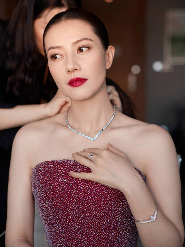 高圆圆的皮肤白皙光滑，保养有方。