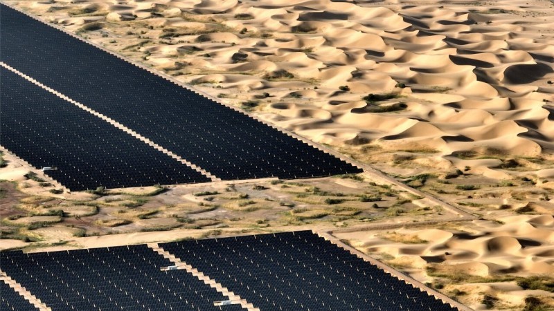 位于塔克拉玛干沙漠北缘的新疆生产建设兵团第一师实施光伏治沙项目，阻挡沙漠推进。王志清 摄