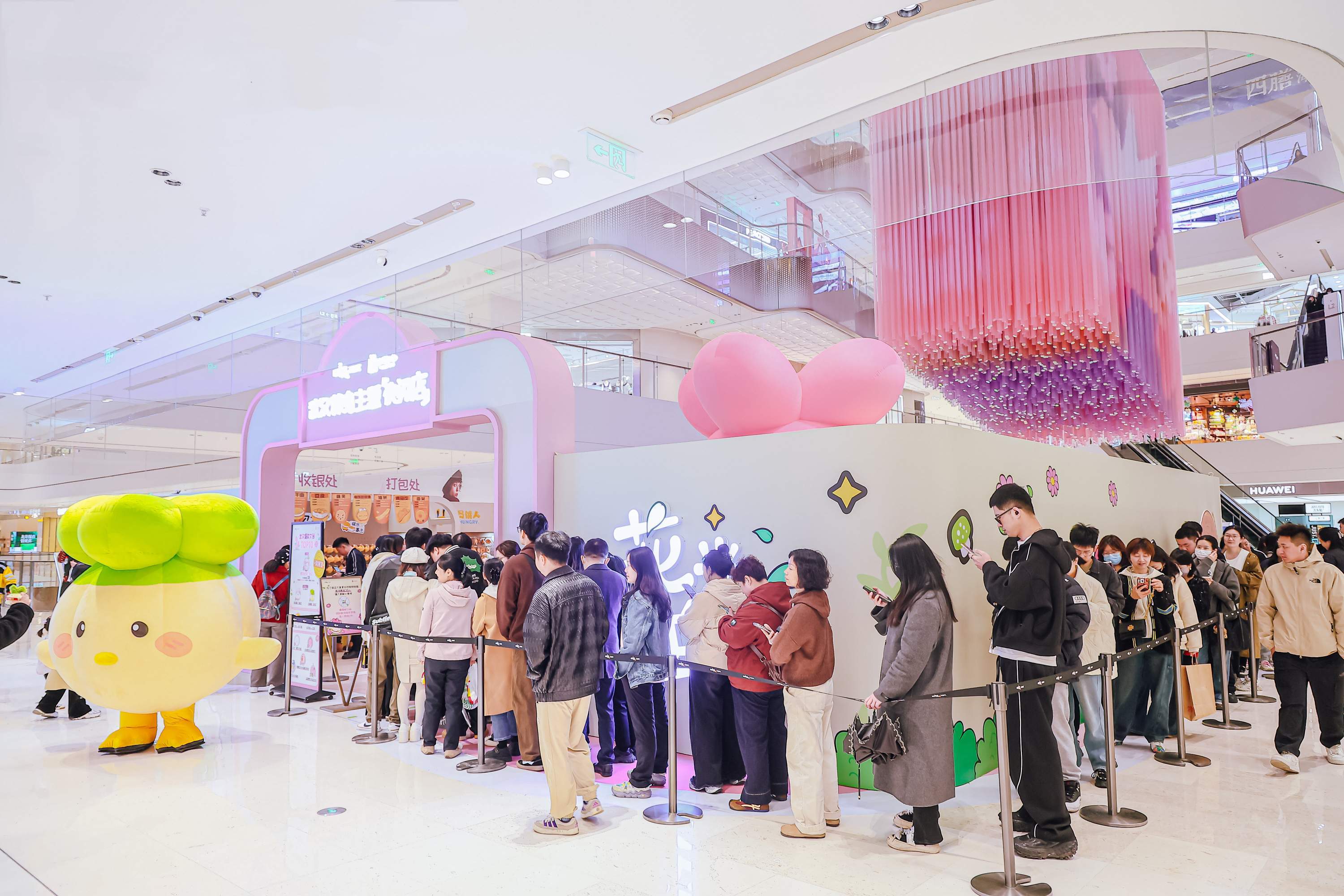 “蒜鸟”主题快闪店引来年轻人排队。资料图片