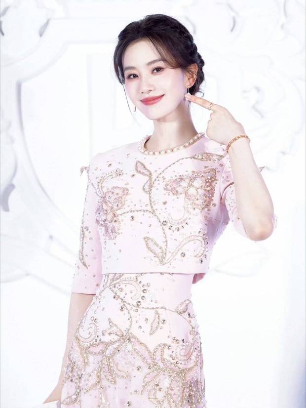 刘诗诗表情灵动。