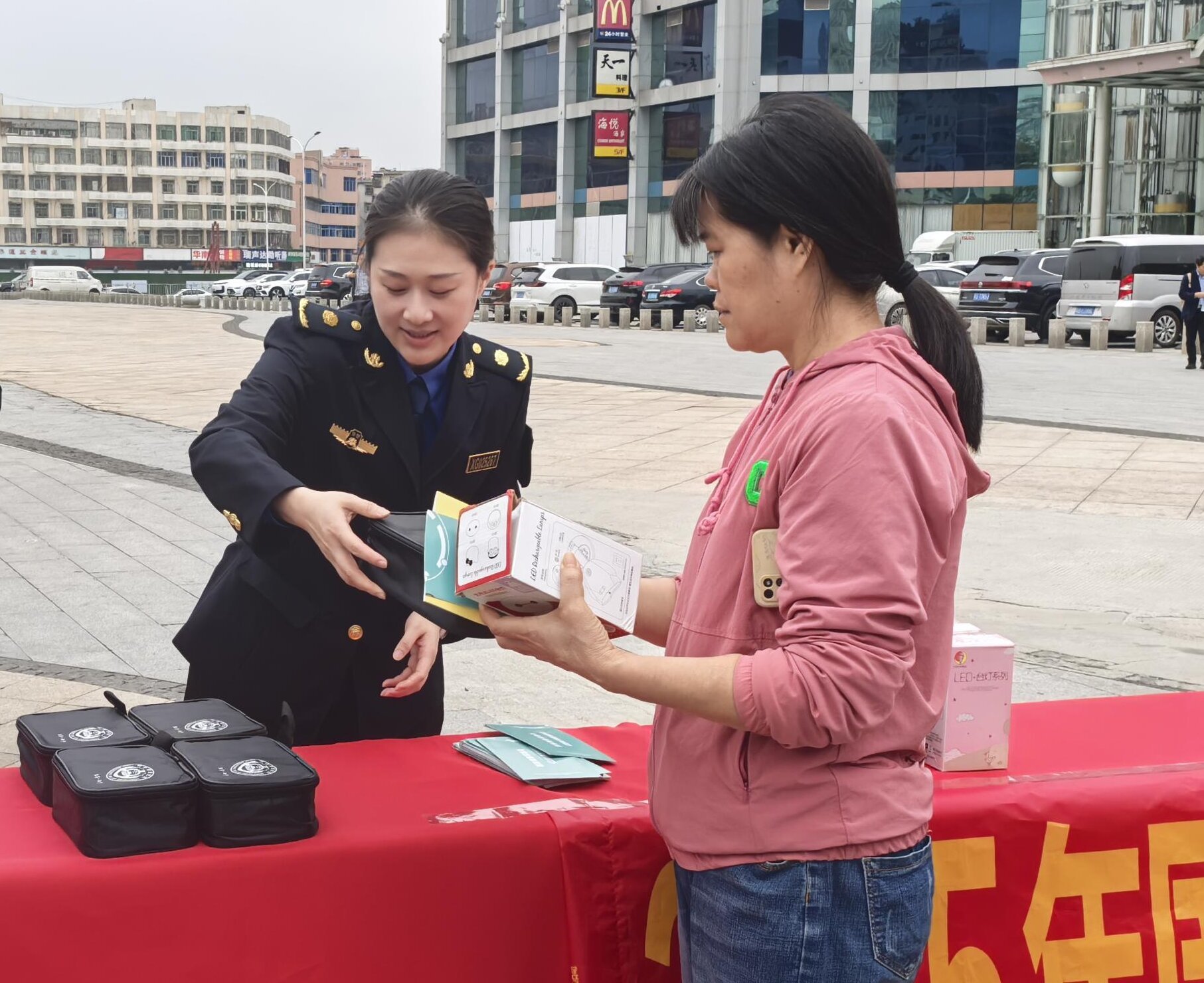 西乡街道举办国家宪法日暨城管普法宣传活动 法治春风暖民心
