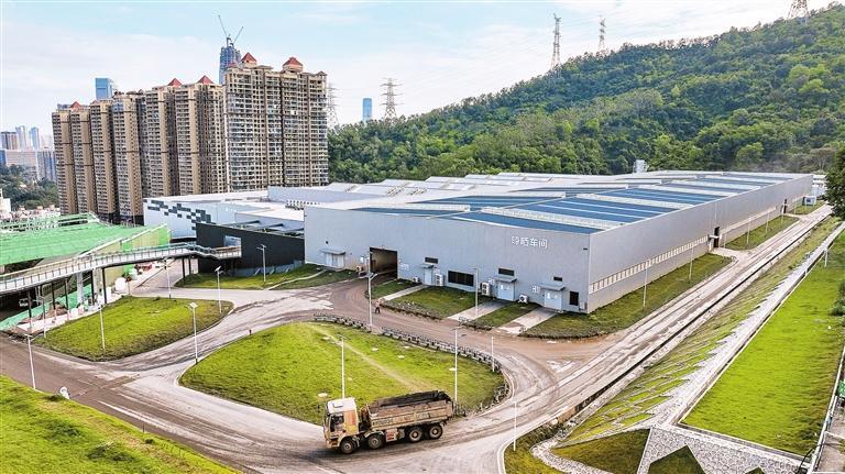 罗湖区玉龙填埋场环境修复工程园区,货车从晾晒车间离开。深圳晚报记者 严文婷 摄