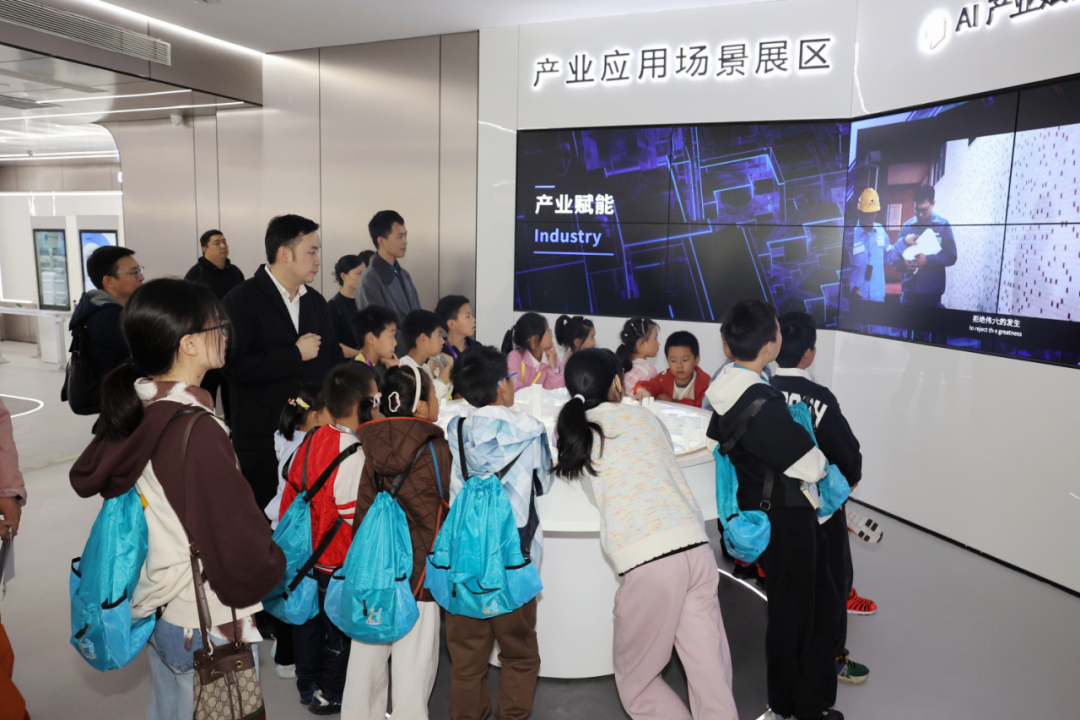 “智创未来·AI机器人探索日”亲子研学