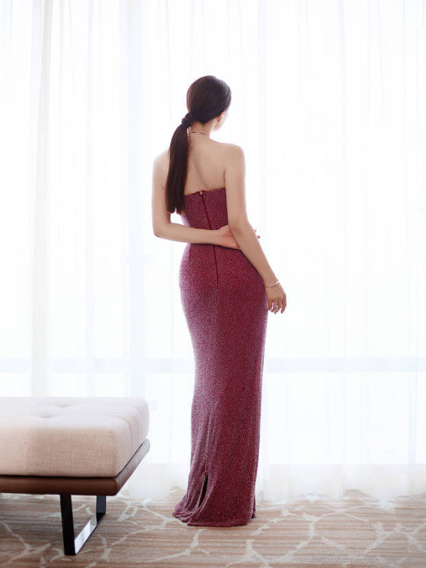 高圆圆秀绝美背影，身姿曼妙，曲线迷人。