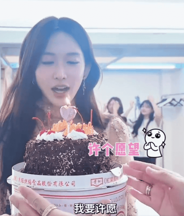 搜狐娱乐讯 12月3日,林志玲分享自己的51岁生日花絮,视频里林志玲收到工作人员送的蛋糕,眼含热泪,楚楚动人。