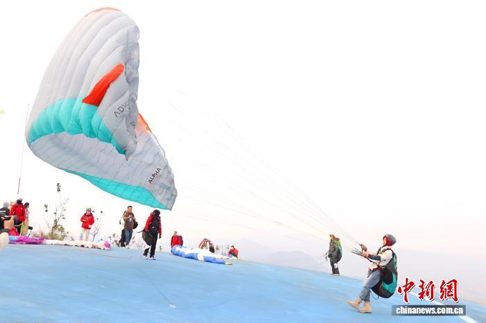 运动员正在助跑拉起滑翔伞。 熊锦阳 摄