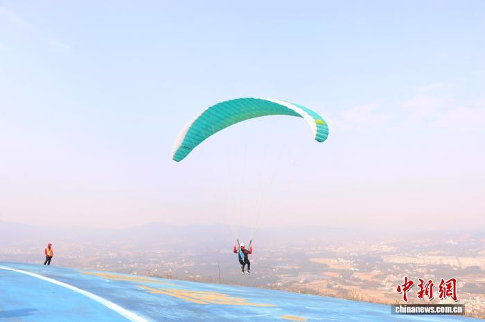 选手正在出发。熊锦阳 摄