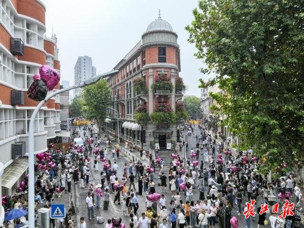 巴公房子人气火爆。记者胡冬冬 摄