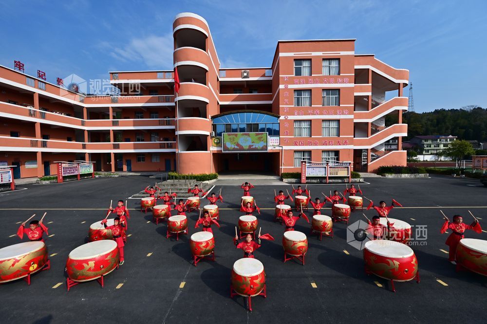 2025年12月2日，在江西省宜春市万载县高村镇中心小学，学生在课间练习战鼓。