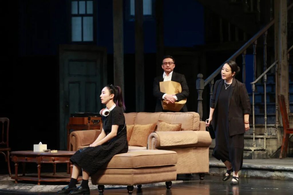 《小郡之秋》剧照，陈小艺（右）饰演大女儿芭芭拉&middot;福特汉姆。