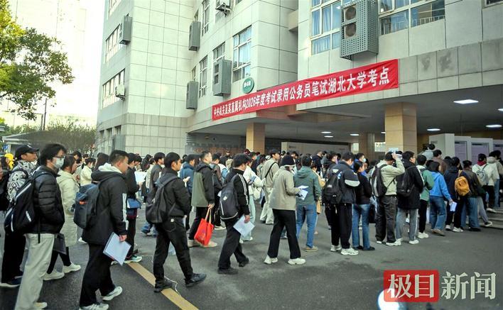 湖北大学考点外考生排队等候进入考场 摄影：楚天都市报极目新闻记者刘中灿