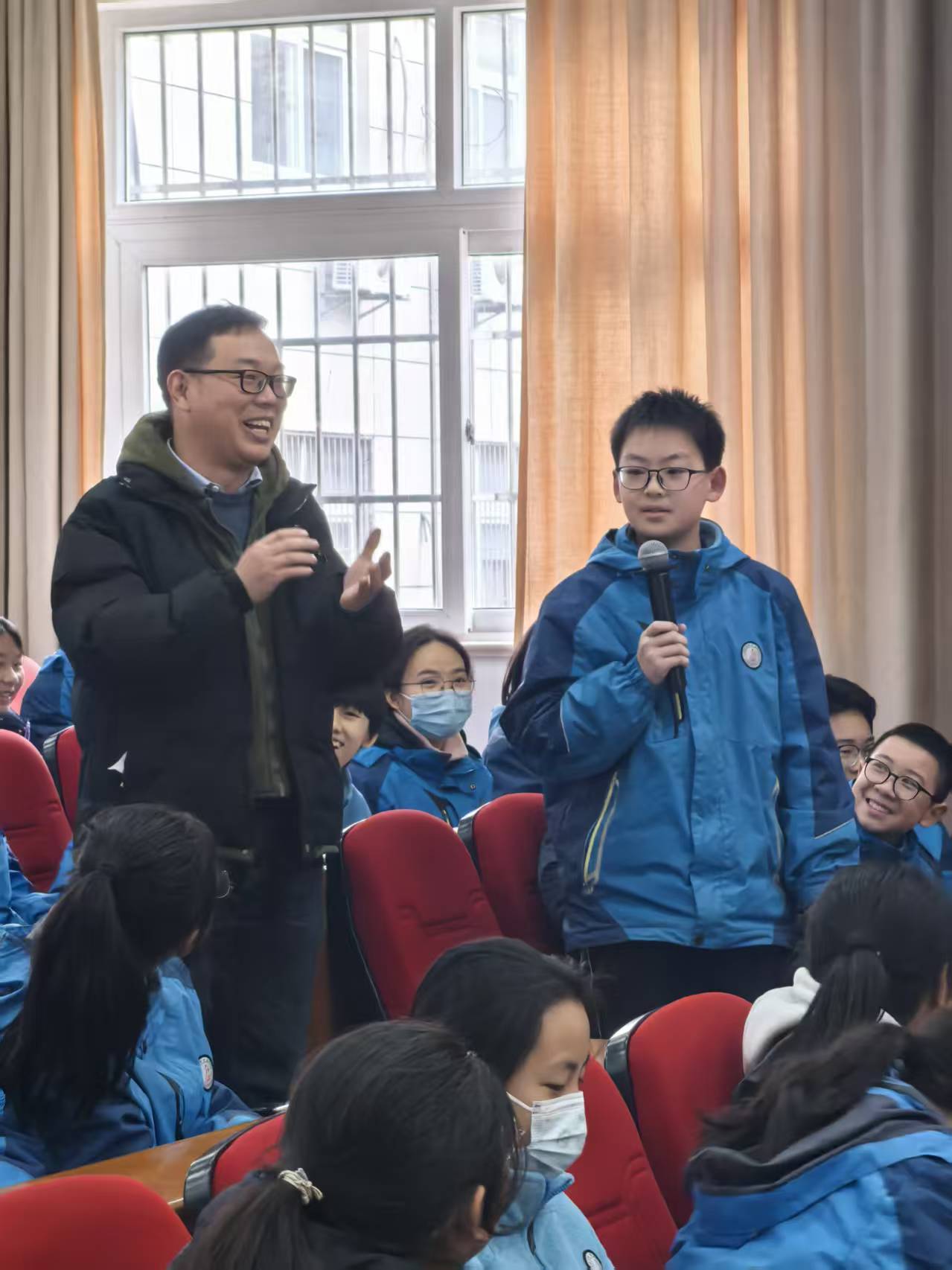 與十五中學生互動。