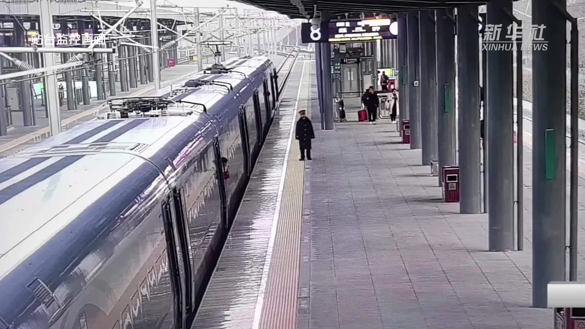 陕西宝鸡：幼童坠入高铁站台缝隙 工作人员86秒成功营救