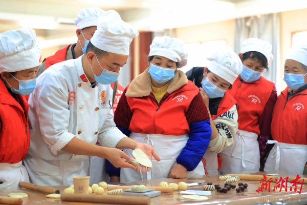 2023年12月6日，通道侗族自治县县溪镇恭江村，残疾人学员在向专业老师学习中式面点制作技术。（资料照片） 刘强 杨登 摄