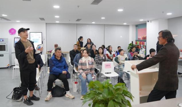 对于许多“新深圳人”而言，这一系列活动成为他们在城市中寻找归属感的重要契机。来深已达六年的读者向开亮坦言，活动使他对深圳的情感发生了转变——从一个“熟悉的陌生人”渐渐转化为内心深处认可的“精神上的故乡”。这种转变不仅是情感上的依归，更是一种文化上的认同和共鸣。