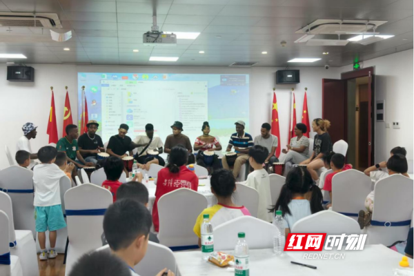芙蓉区新就业形态托管班中非文化交流现场。
