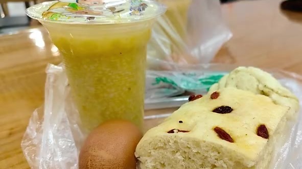 政府请环卫工吃早餐　敦煌这份温暖太到“胃”