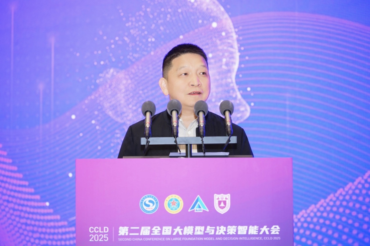 大会执行主席、主论坛主持人、国防科技大学黄金才研究员致辞