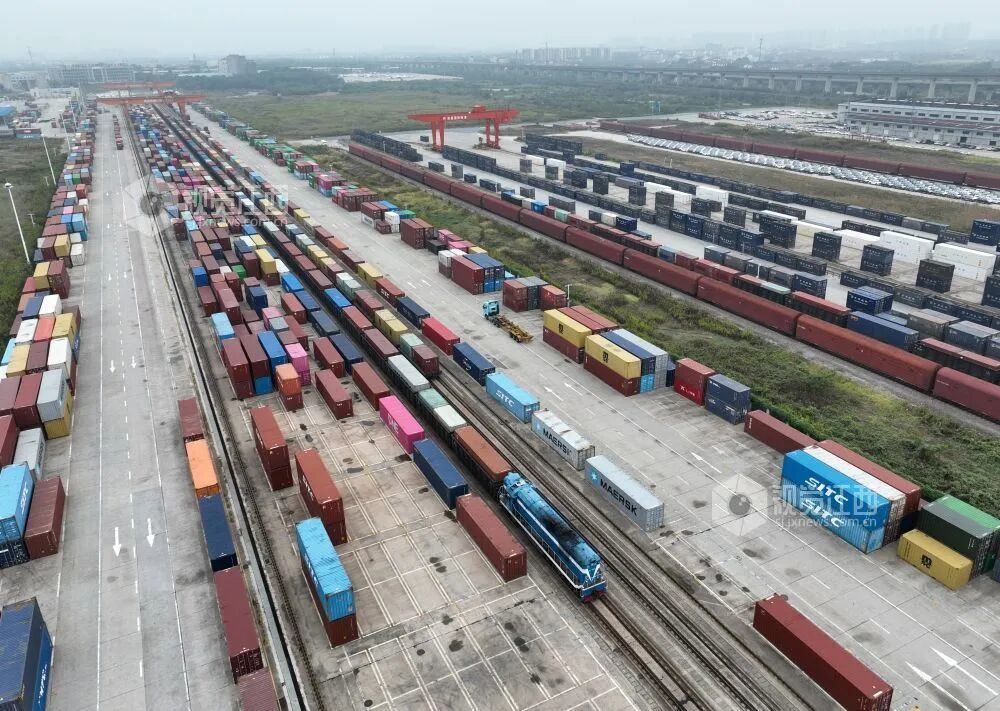 在南昌国际陆港,一列外贸班列正在发车。(胡国林 叶深文 冯尧 摄)